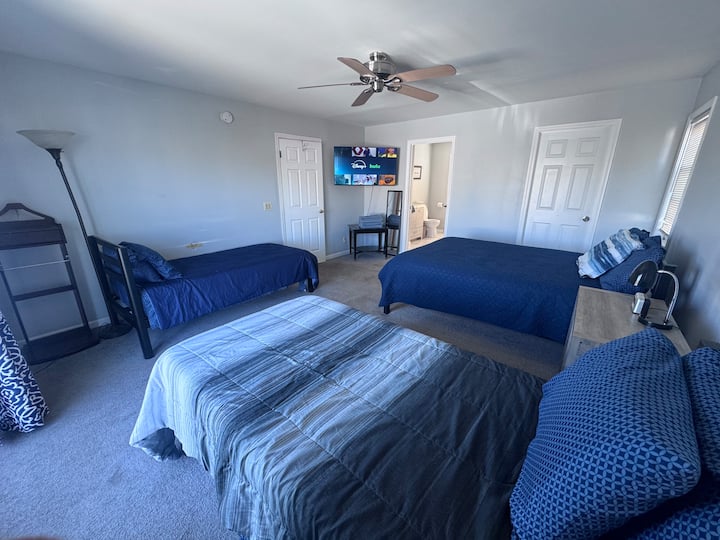 Amplio dormitorio principal en el primer piso, una cama tamaño queen y dos camas individuales, además tiene un baño principal completo adjunto y grandes puertas corredizas de vidrio que se abren directamente a la terraza con la bañera de hidromasaje.