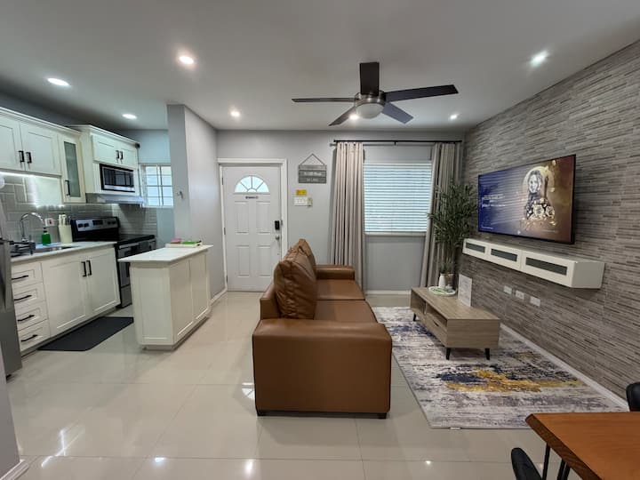 Modern, Secure, 1br Apt In Half Way Tree- Kingston - Kingston