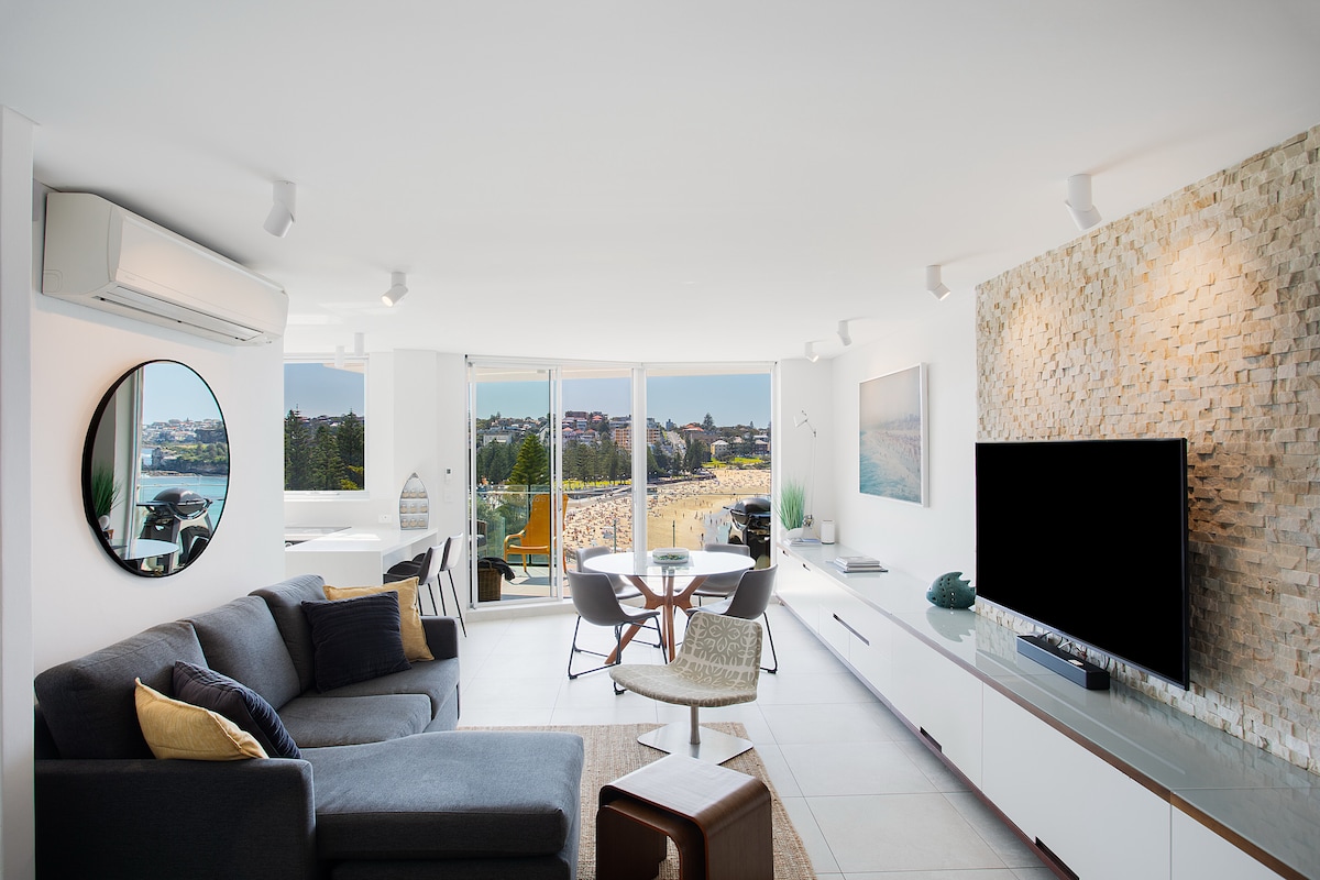 Successful Airbnb property: Smack Bang on Coogee Beach 2 bedroom Apartment in Coogee