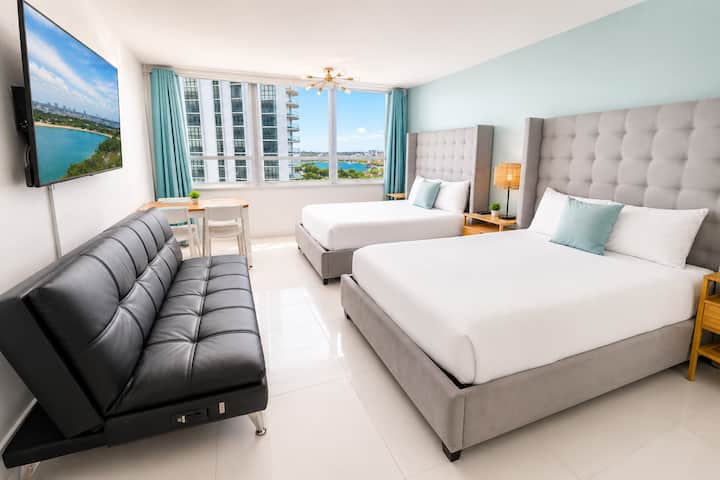 Remodeled Bay View| Pool + Gym+ Free Valet Parking - Miami Beach, FL