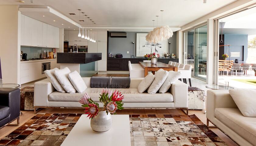 Camps Bay Panoramic-Solar backup,17m Infinity Pool gallery image 5