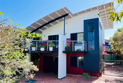 Top Airbnb: Esplanade Elegance - sandy beach metres away in Golden Beach