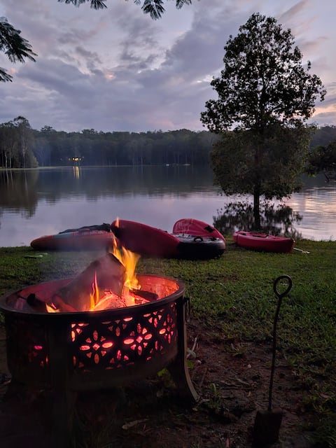 Lakeside Escape - Waterfrontage at Tinaburra