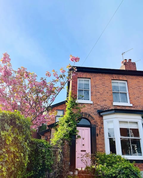 Cosy Victorian Terrace • Close to Market & Tram