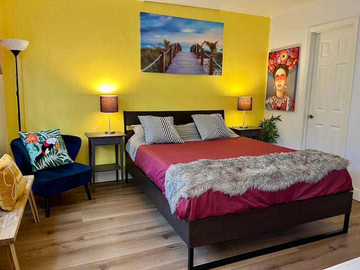 Queen Size bed with a plush memory memory foam mattress - just minutes to convention and Disney + Universal studios