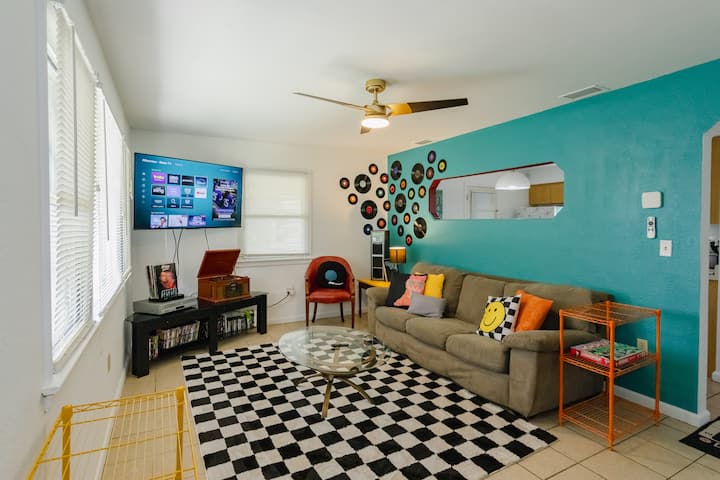 Retro 80s/90s/00s Vibes! 10 Min From The Beach! - Clearwater, FL