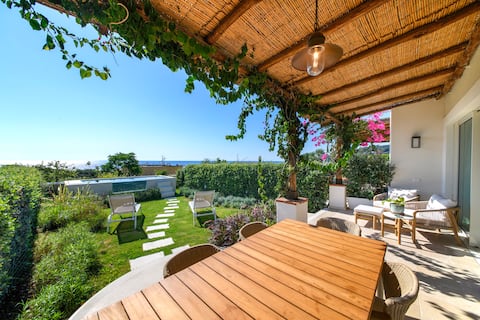 Seafront Villa with Infinity Pool executive