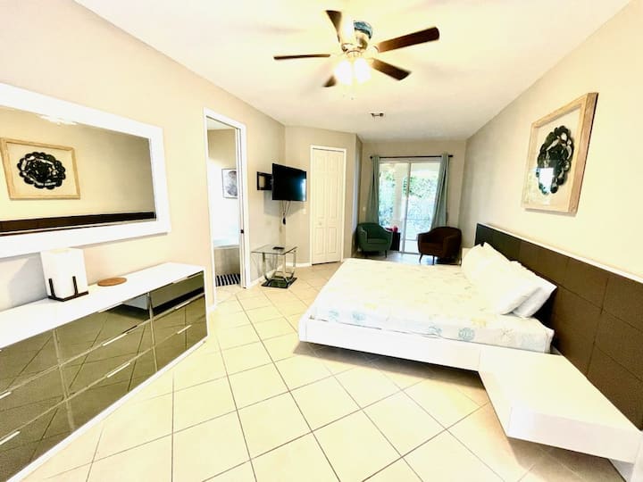 现代加大双人床，配有梳妆台和镜子，可欣赏阳台和湖泊美景 