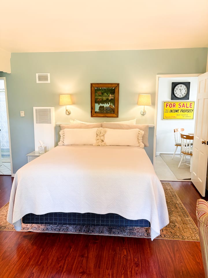 מיטת קווין סייז בחדר הראשי. חדר הרחצה משמאל, המטבח מימין.