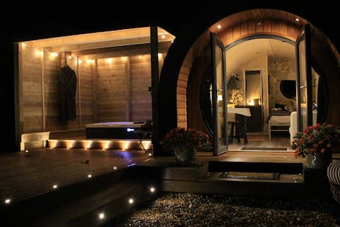 Luna Cabin & Hot Tub Deck at Manorbier, Tenby