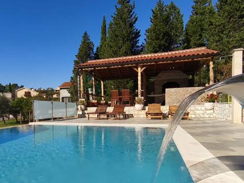 Villa Katarina Tivat  on a spacious rural estate