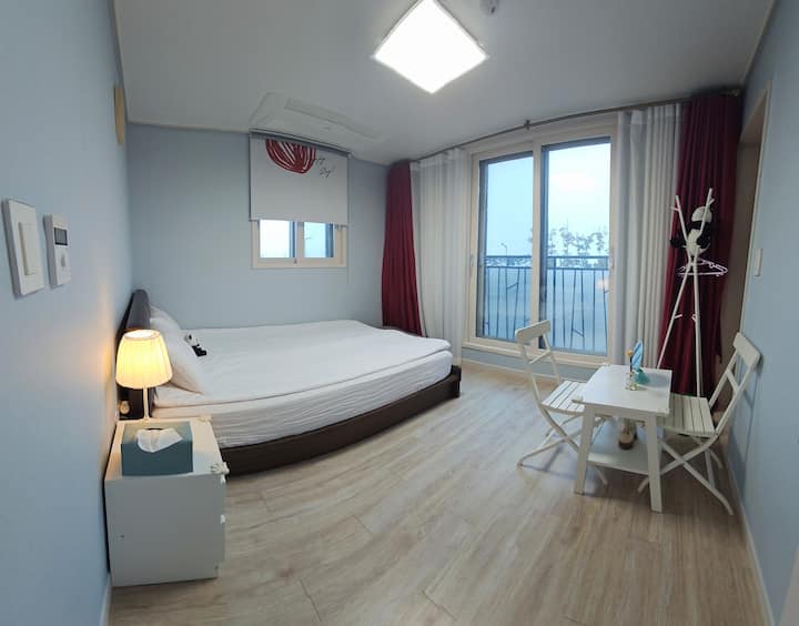 Queensize bed op de eerste verdieping