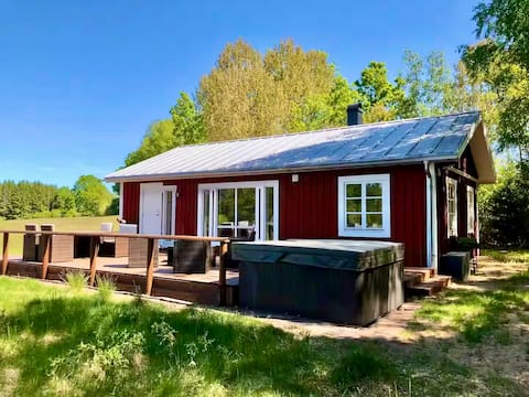 Secluded nature cabin, private hot tub & fireplace
