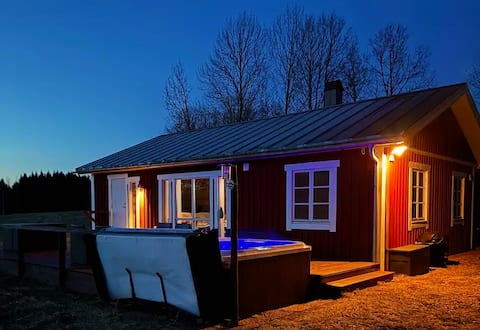 Secluded cabin, private hot tub & fireplace