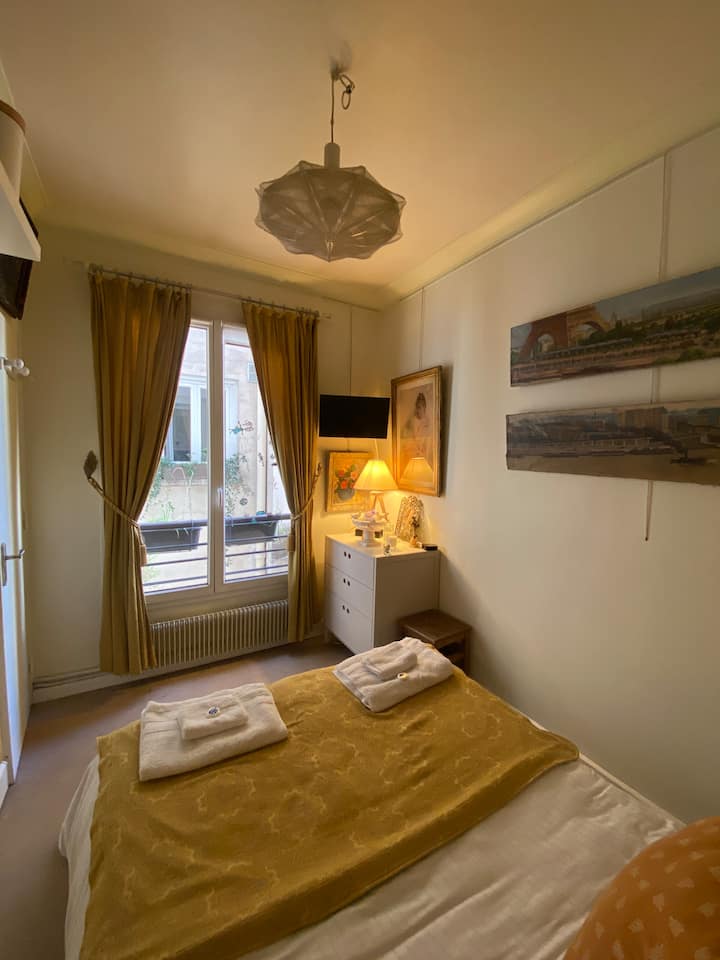 Chumba cha kulala kinachoangalia ua wa ndani ulio na televisheni. Dirisha lililo kinyume ni la jiko,  si kinyume na mtu aliye nje ya fleti. Faragha yako inaheshimiwa.
Una kabati la kujipambia kwa ajili ya nguo zako