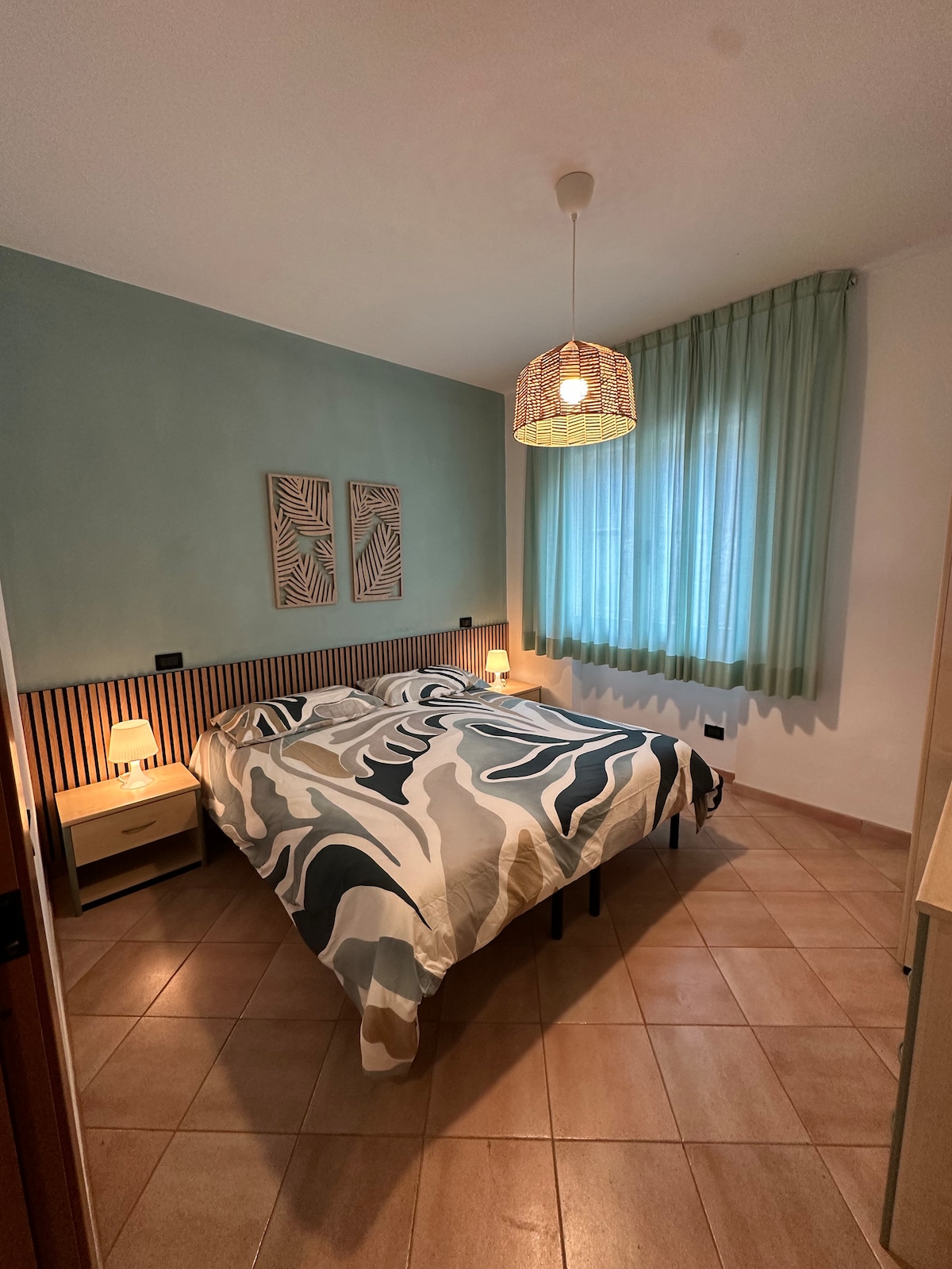 Спална соба со брачен кревет 