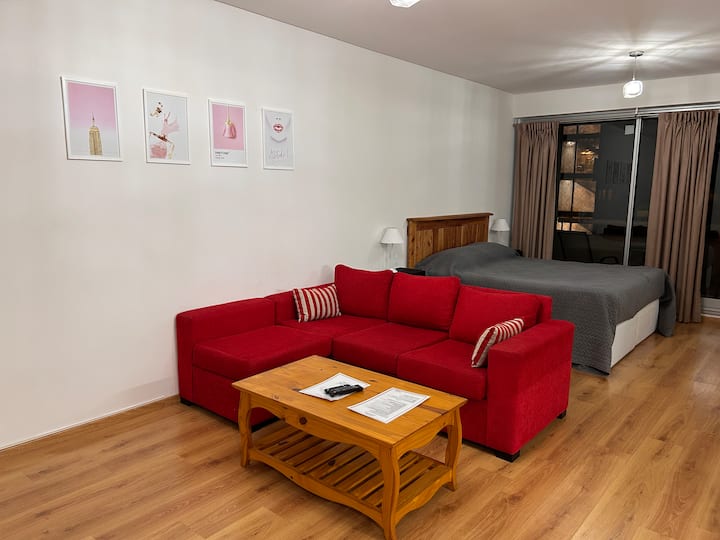 Deze ruimte heeft tv met Chromecast, dus je kunt content bekijken van de verschillende streamingplatforms waar je een gebruiker op moet hebben. 