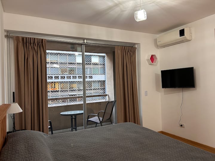 Deze ruimte heeft een tv met Chromecast en airconditioning.