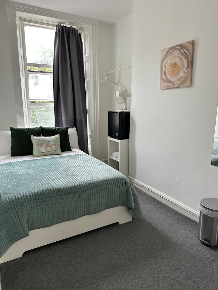 Cosy Double Bedroom In Kings Cross Grays Inn Road - London, UK