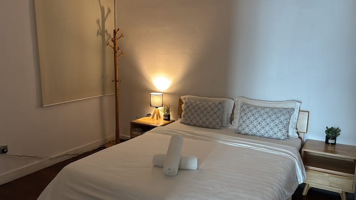 לידיעתכם, המיטה שלנו היא 'בינונית - קשיחה', המספקת תמיכה מצוינת לשינה משקמת.