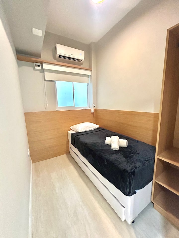 חדר שינה עם מיטת יחיד ומיטה נוספת (חדר האורחים בתשלום נוסף)