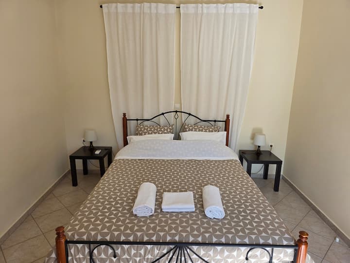 卧室配有130-150厘米的双人床