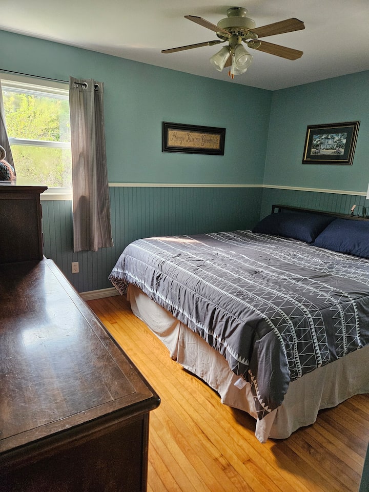 chumba kikuu cha kulala. kitanda cha king