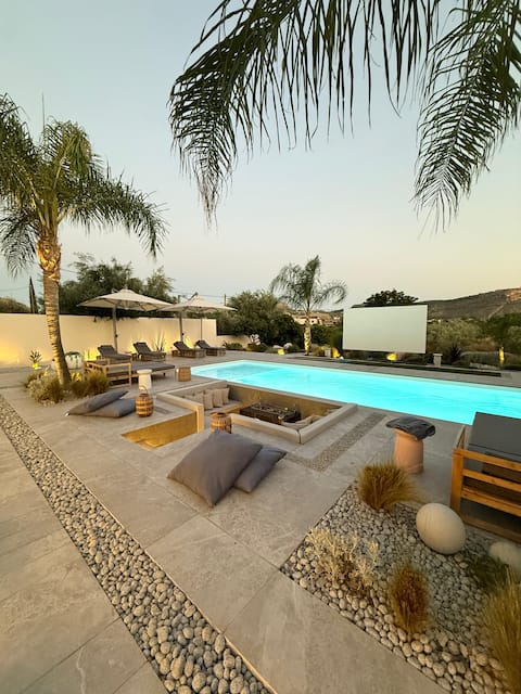 Blue Topaz Villa with Private Pool and Cinmea