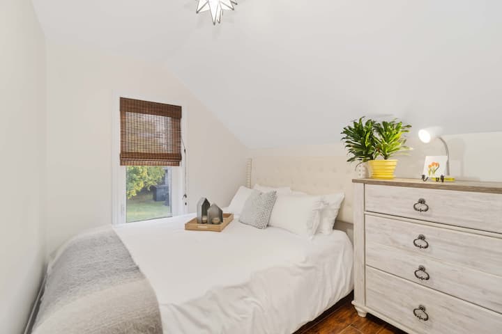 เตียงควีนไซส์และฟูกนอนใหม่ล่าสุดผ้าปูที่นอนใหม่! 