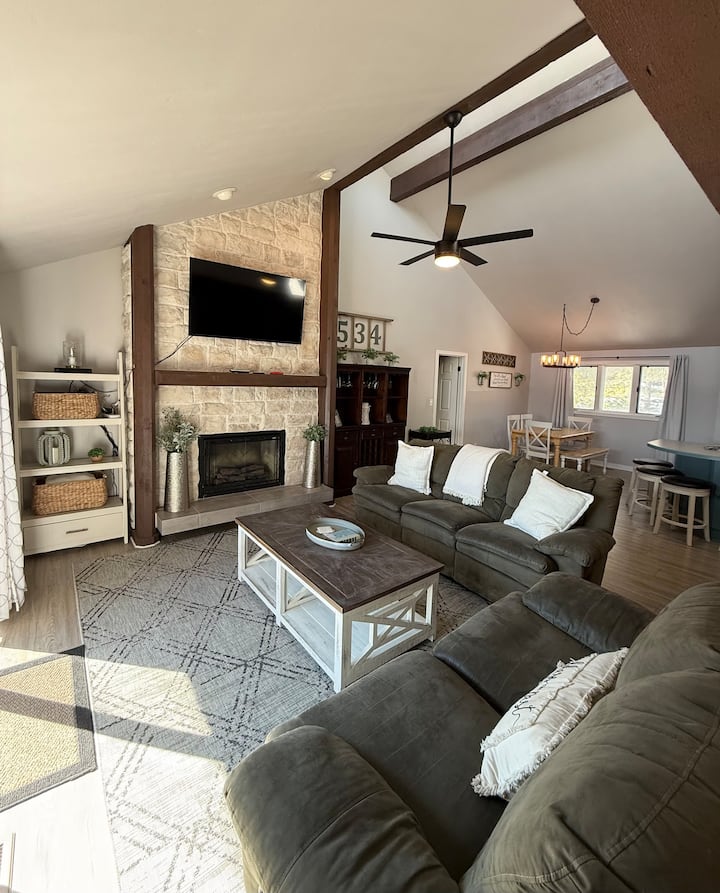 Large Condo: Many Amenities, Updates & Pickleball! - Osage Beach, MO