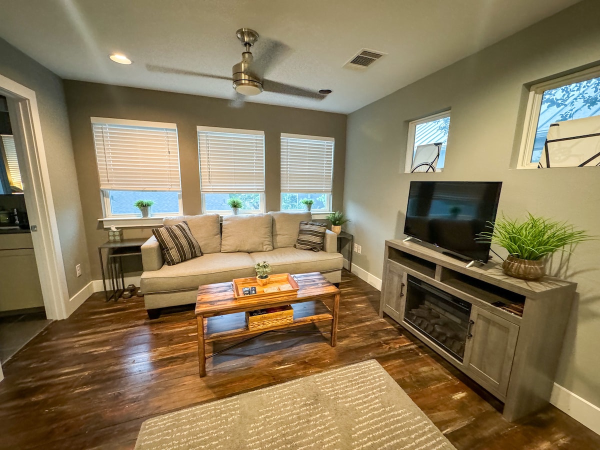 Top Airbnb: TajMaSmall Guest Suite in Brentwood
