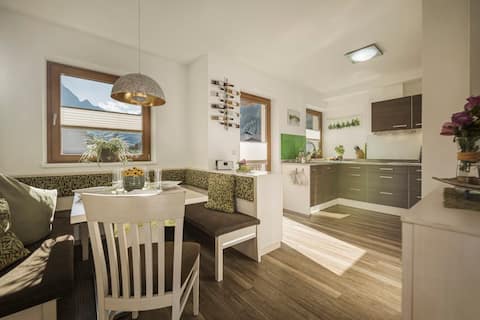 Leistungsstarkes Airbnb: Apart Central: Modern 3BR Apt with Balcony & View in Mayrhofen