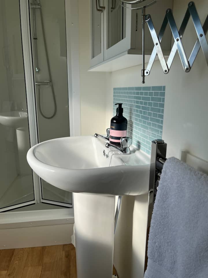 Full bathroom image 1