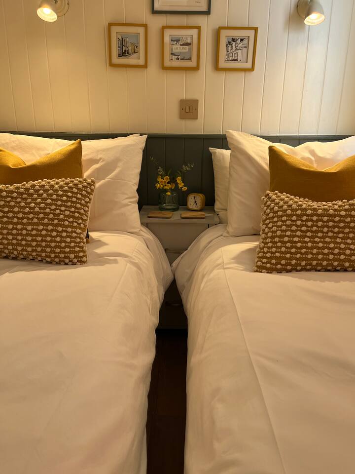 Bedroom 2 image 4