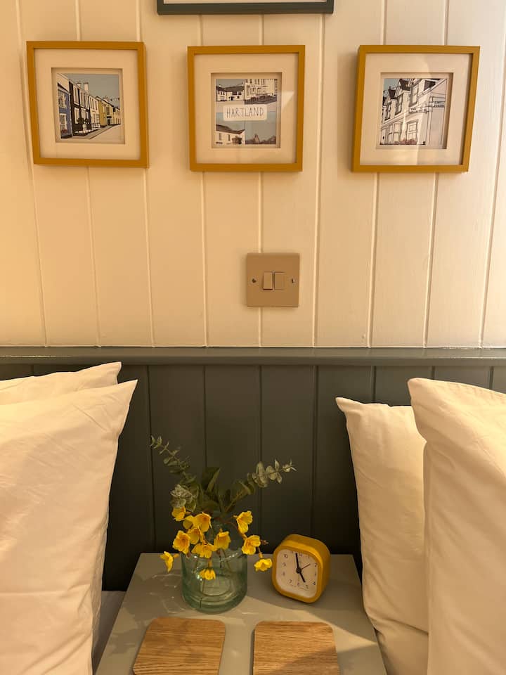 Bedroom 2 image 8