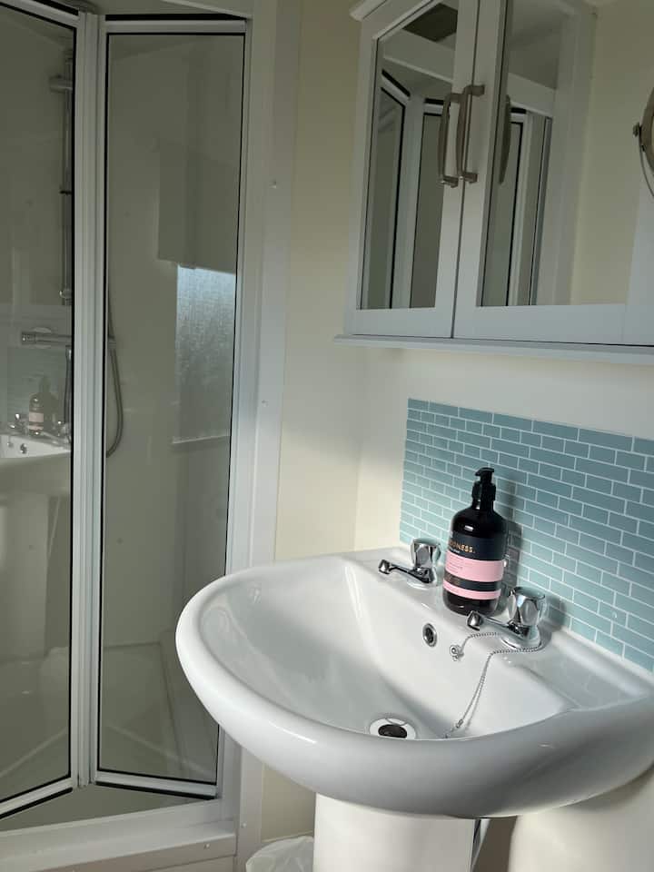 Full bathroom image 2