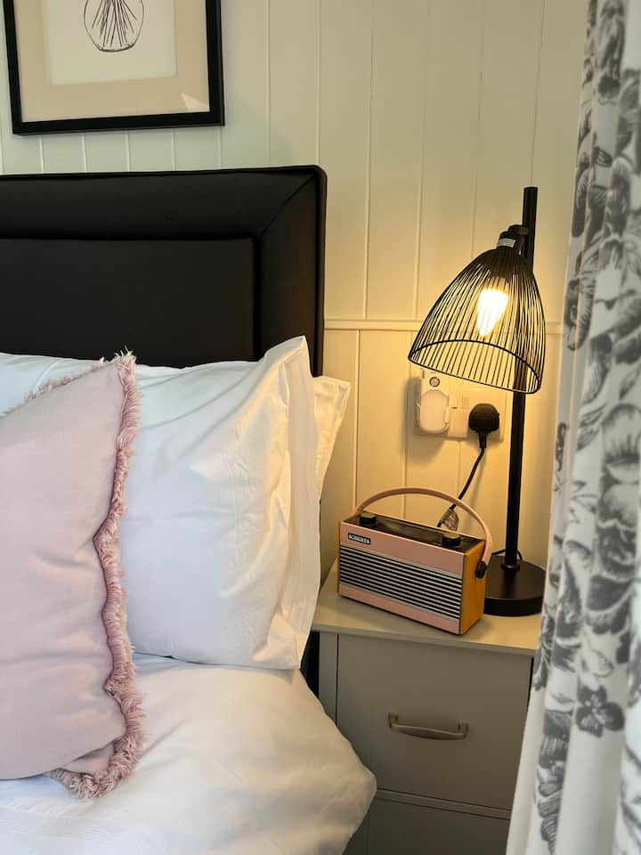 Bedroom 1 image 7