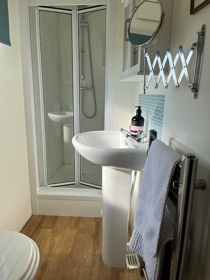 Full bathroom image 3
