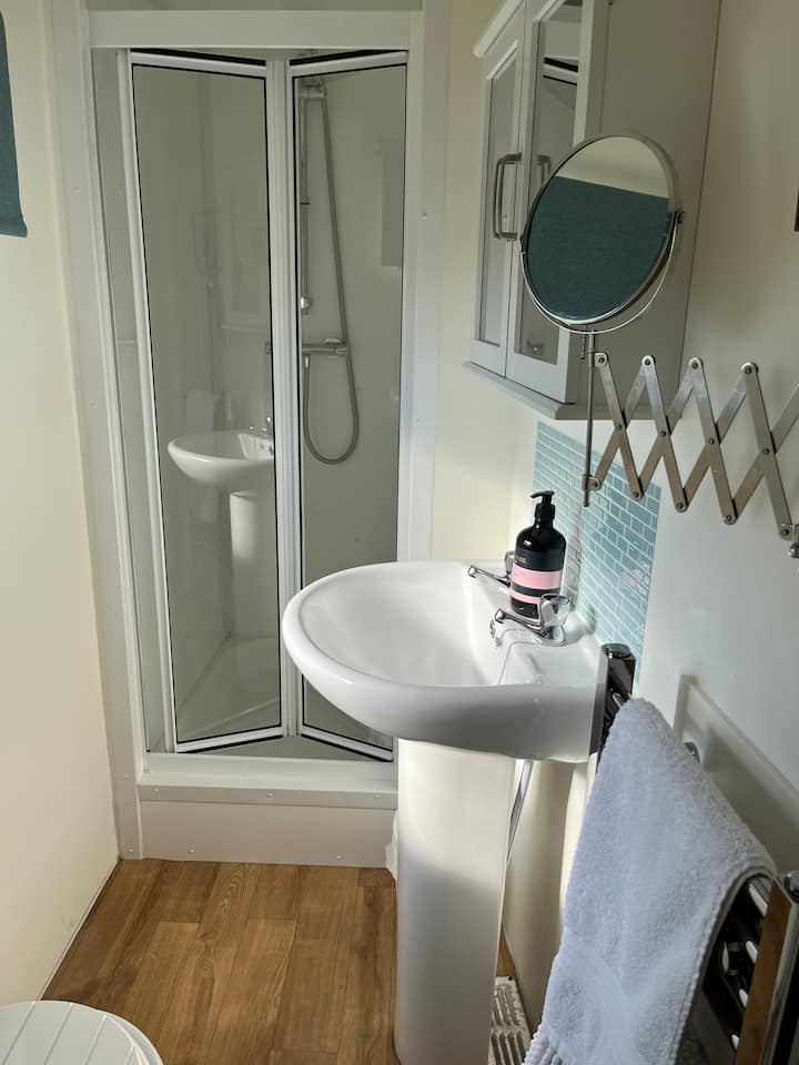 Full bathroom image 4