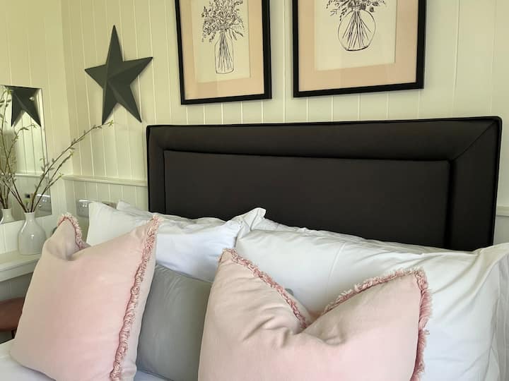 Bedroom 1 image 4
