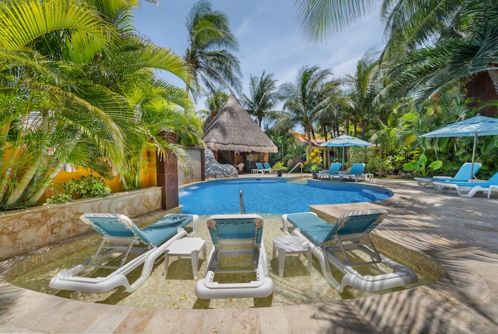 Villas 1/2 Isla Retreats -Tropical Gardens + Pool - 이슬라 무헤레스