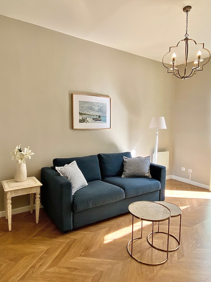 In the living room, you can relax watching TV or enjoy a good book—on the TV stand, you'll find a selection of books in english, french and finnish. 