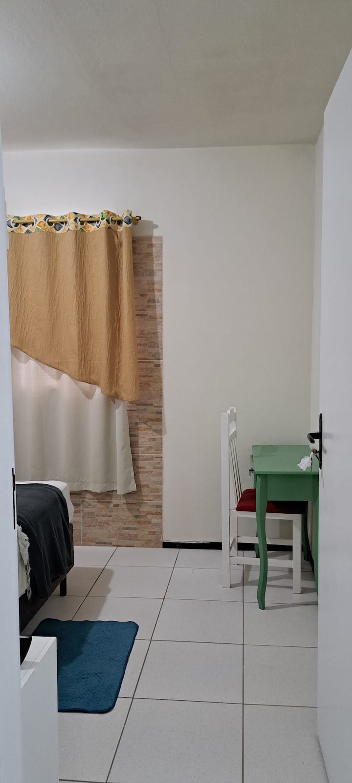 chambre avec lit double, trousseau complet, lit superposé, table de travail.