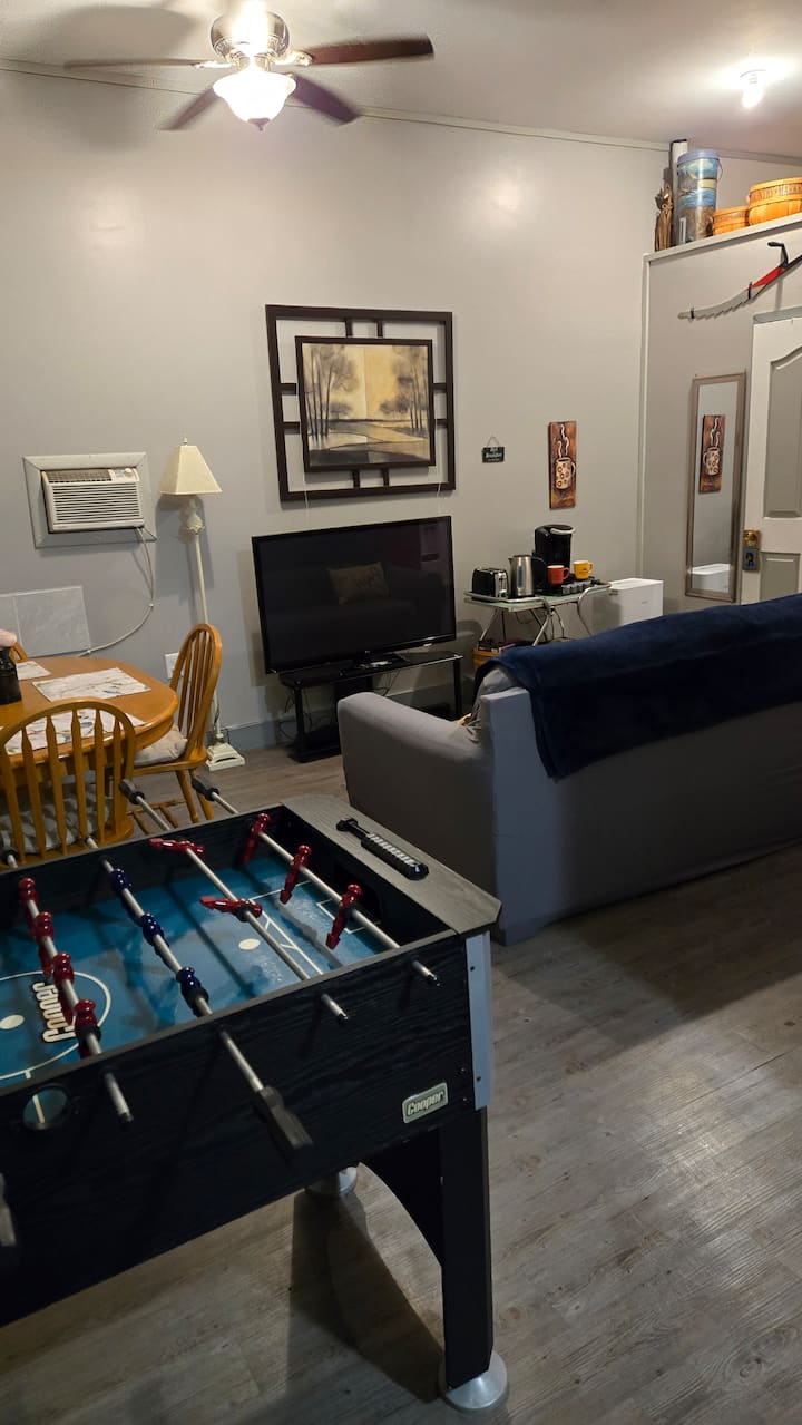 שולחן פוטבול, שולחן אוכל, 4 כיסאות עץ, כורסה אחת וספה אחת (לא ספה נפתחת)