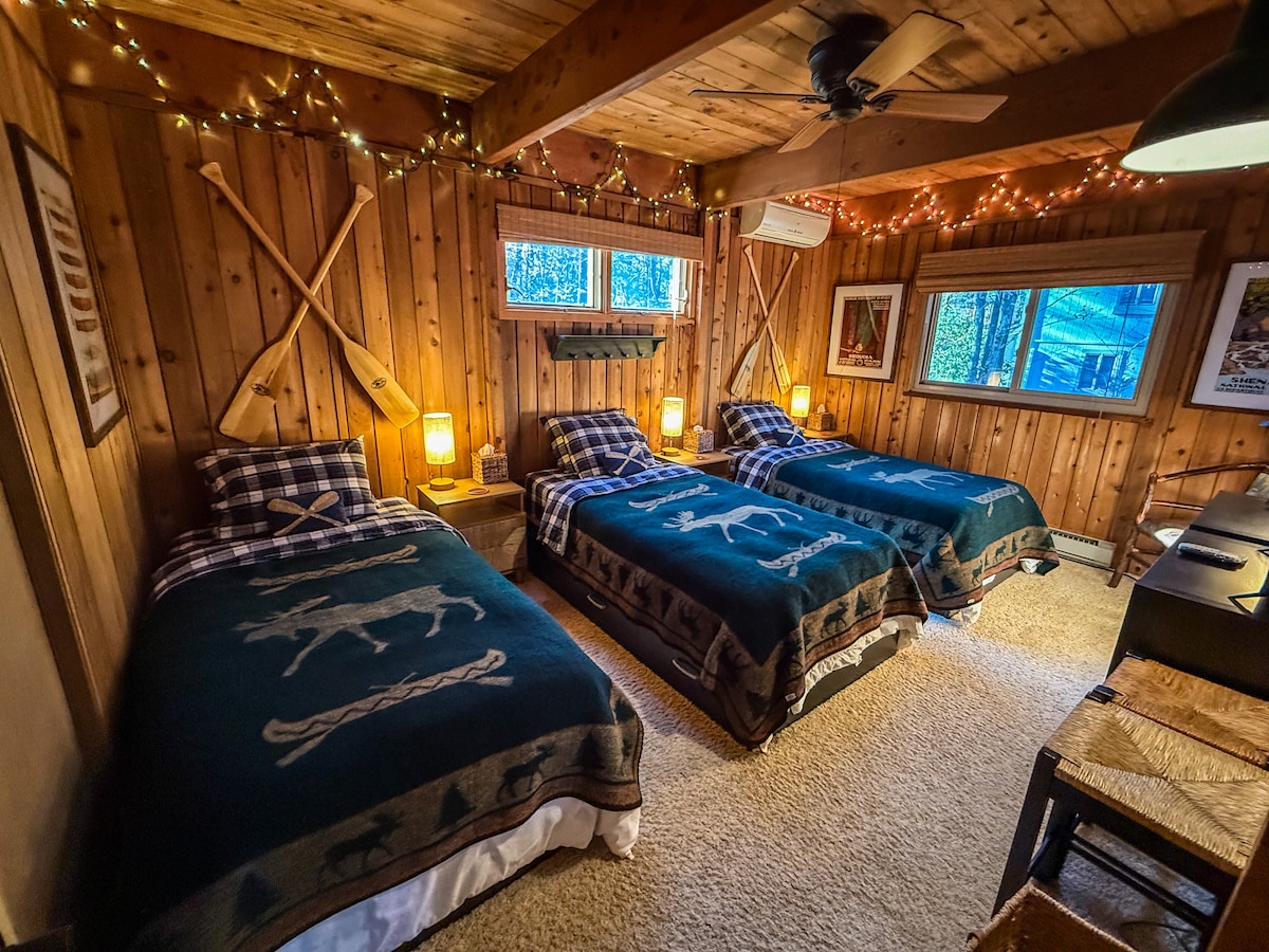 Chumba cha mapacha kwenye ghorofa ya kwanza chenye vitanda vitatu vya ukubwa wa mapacha 