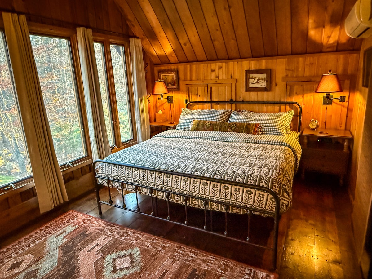 Kitanda cha ukubwa wa kingi cha California kwenye ghorofa ya pili na godoro la povu la kumbukumbu, mandhari ya msituni na kiyoyozi