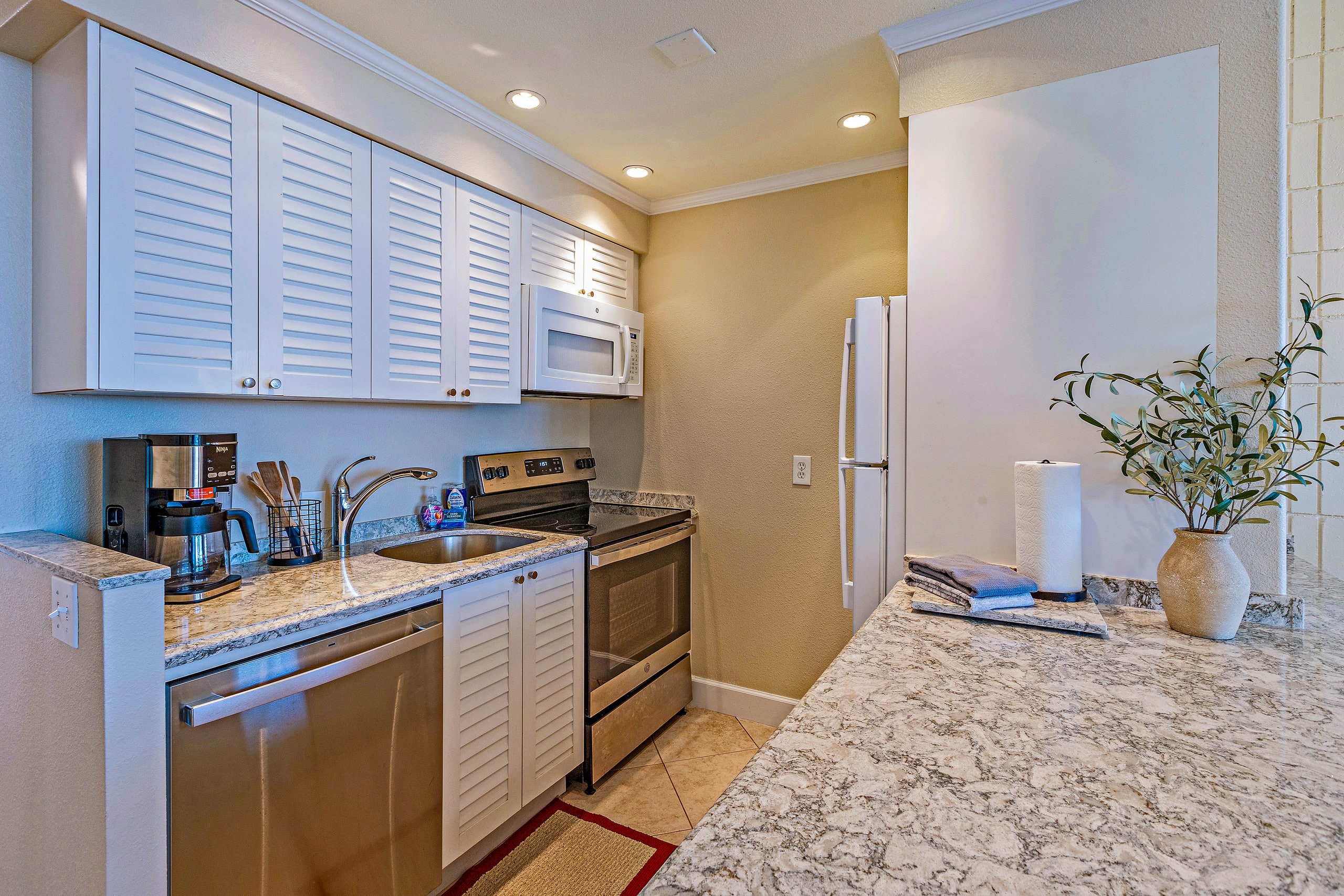 Condo in Lahaina · ★4.9 · 1 bedroom · 2 beds · 1 bath - Image 11
