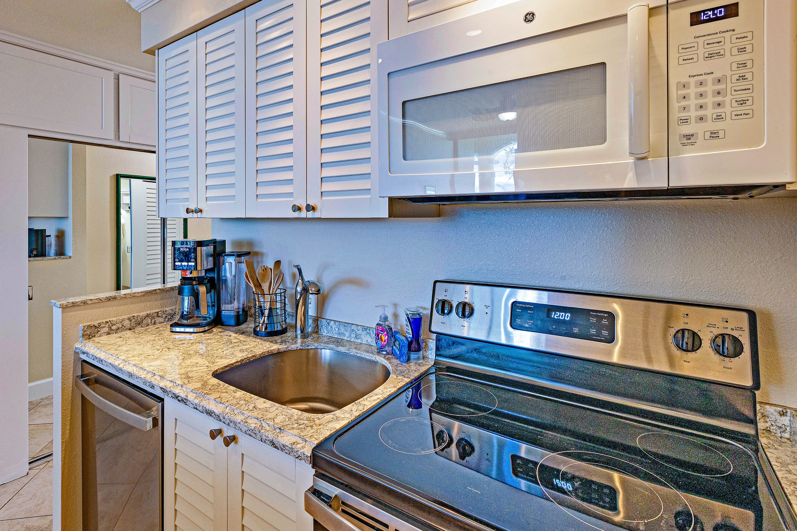 Condo in Lahaina · ★4.9 · 1 bedroom · 2 beds · 1 bath - Image 9
