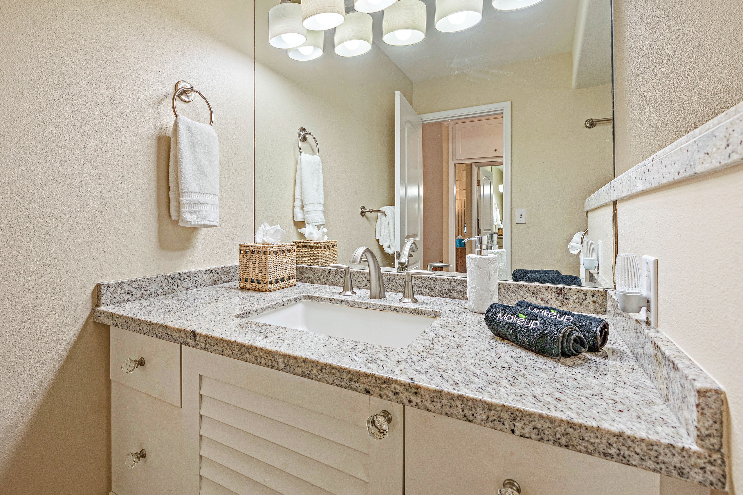 Condo in Lahaina · ★4.9 · 1 bedroom · 2 beds · 1 bath - Image 17