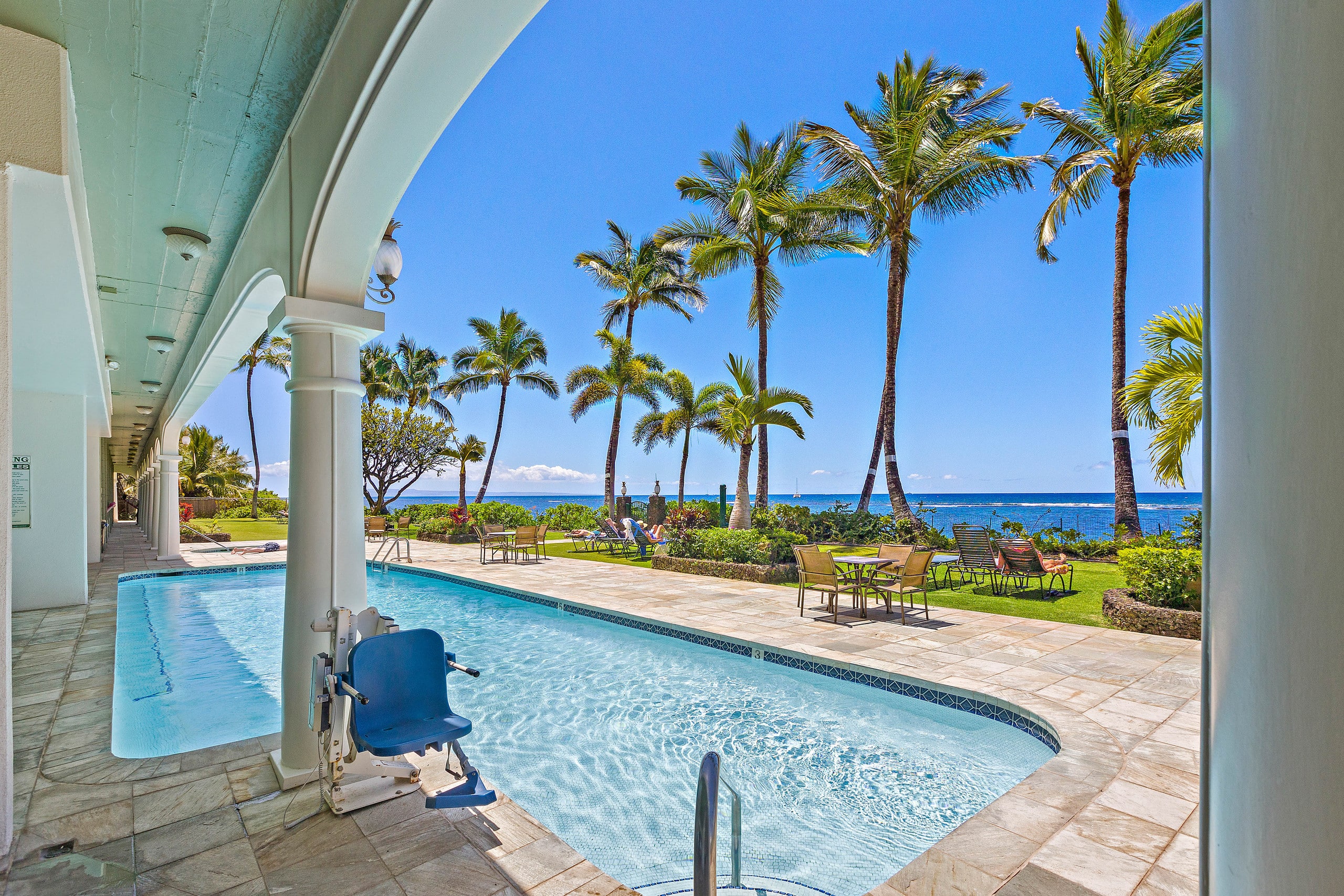Condo in Lahaina · ★4.9 · 1 bedroom · 2 beds · 1 bath - Image 2